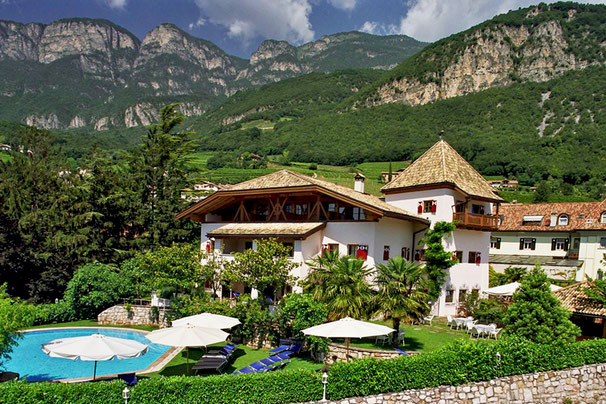 Aussenansicht vom historischen Hotel Schwarz Adler Turmhotel in Kurtatsch in Südtirol 