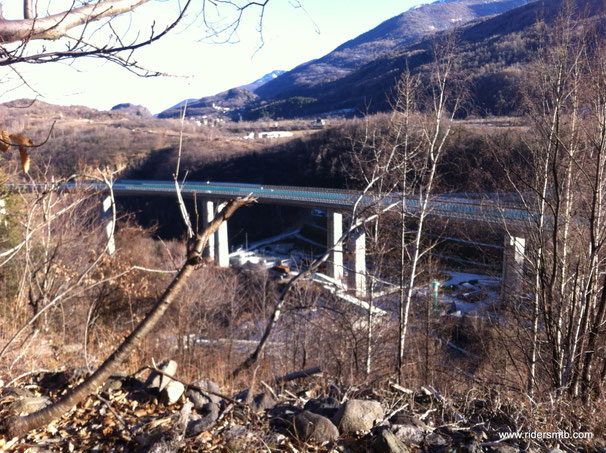 Le imprecazioni si sprecano ........abbiamo due possibilità! O 150 metri di portage o 300 metri di ascesa in asfalto.... Decidiamo per la prima!....................in foto il cantiere!
