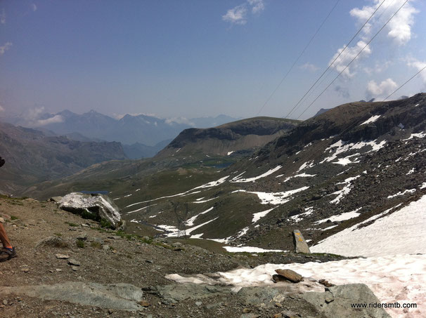 il panorama, dalla parte opposta, è sulla valle di Champorcher