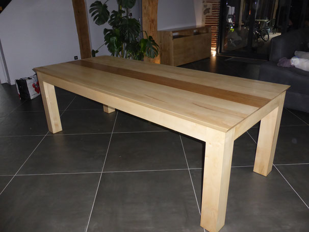 Table réalisée en bois d' érable sycomore avec un chemin de table en chêne. La finition sur la table est un vernis écologique.