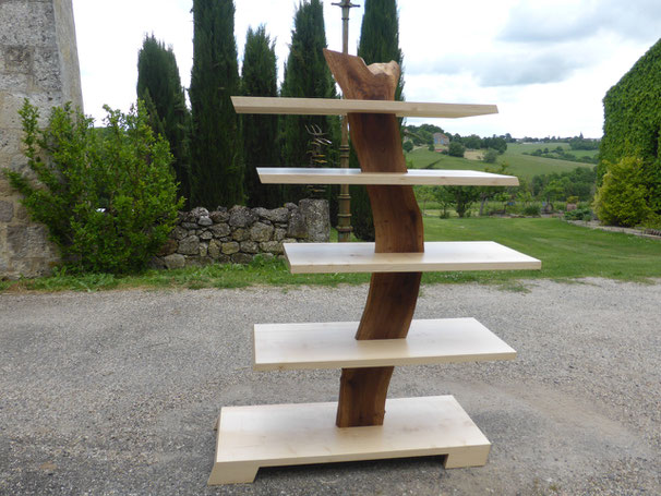 Etagère fabriquée à partir d' une planche de noyer courbe dans laquelle sont insérées des planches d' érable. La finition appliquée sur le bois est une huile dure écologique.