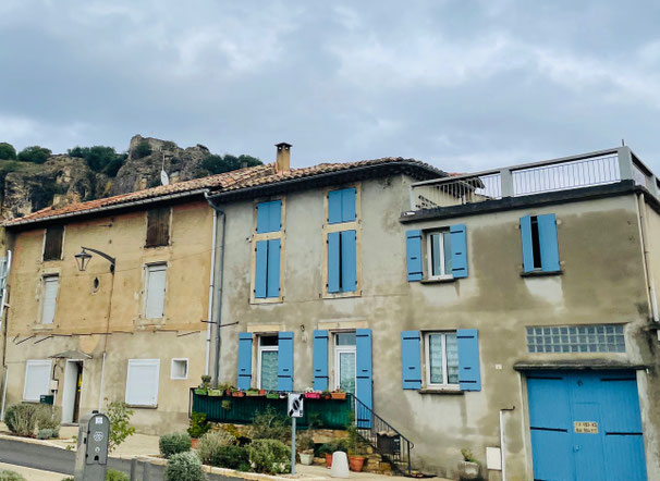 Schönes am Wegesrand:  Französische Häuserfassade in Mornas im Département Vaucluse