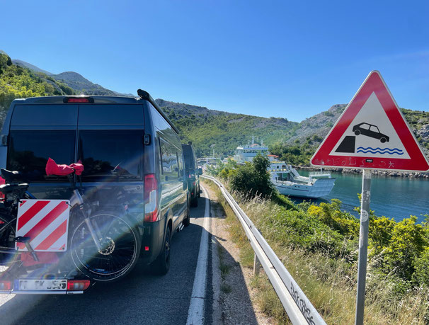 Warteschlange beim kleinen Fähranleger Prizna - gleich gehts auf die Fähre zur Insel Pag 