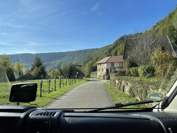 Grüne Wiesenhügel mit bewaldeten Höhenzügen auf dem Weg zum abgelegenen Dorf Blois-sur-Seille