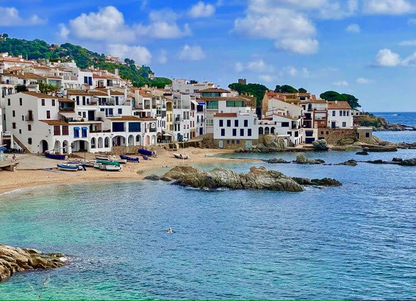 Malerisches Palafruguell - mit Häusern direkt am Meer und kleinen Stränden mit Booten darauf 