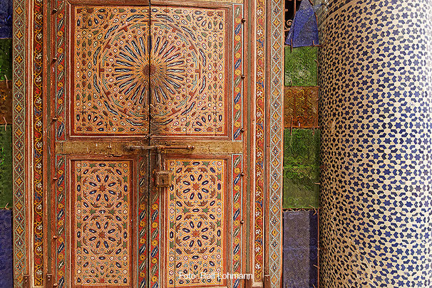 Gekachelte Tür in der Kasbah von Telouet, Marokko. Aufgenommen mit der Sony Alpha 7R mit Canon TS-E 17 mm Shift. Copyright 2014 by Rolf Lohmann