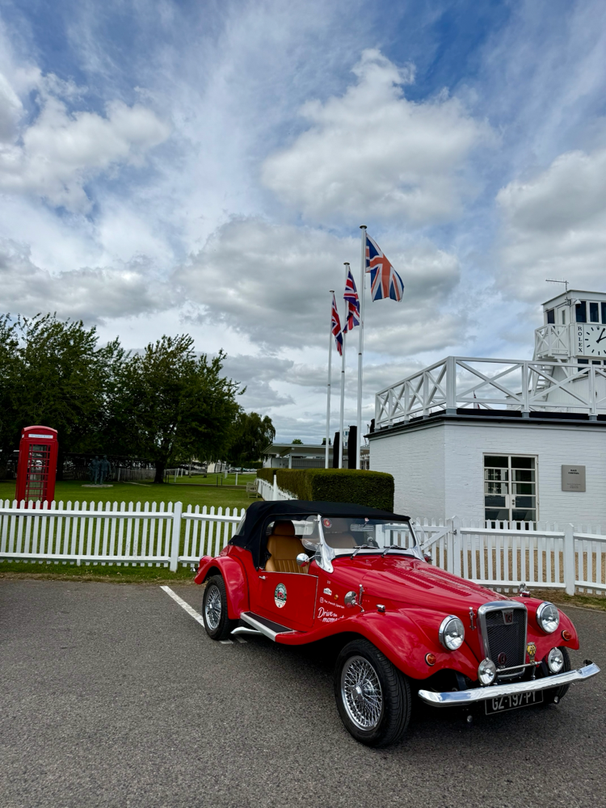 Spartan au pied de la ligne de départ du Circuit de Goodwood