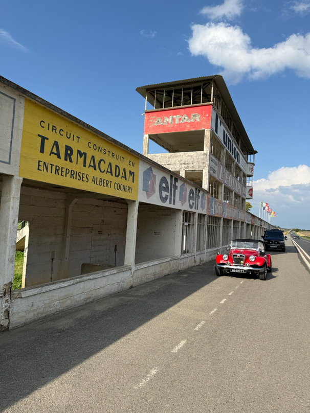 Spartan devant les stands du Circuit de Reims-Gueux