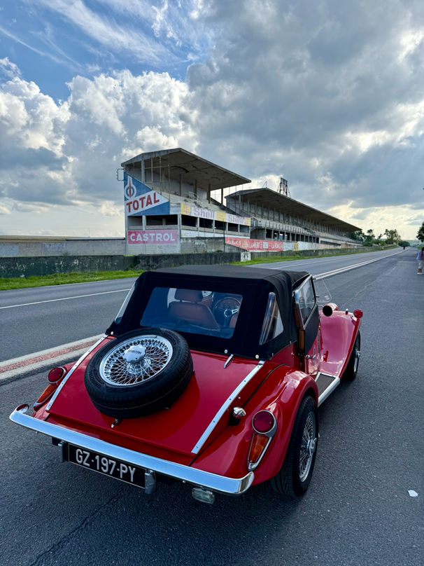 Spartan devant les tribunes du Circuit de Reims-Gueux