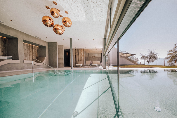 La piscina esterna riscaldata con acqua salina al Panoramahotel Am Sonnenhang a Tirolo  