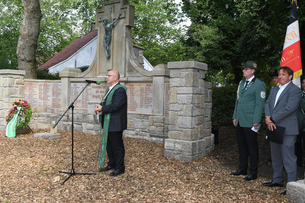 Pfarrer Stefan Dördelmann segnete das Mahnmal an seinem neuen Standort vor dem Haus St. Hedwig in Püsselbüren ein. Rechts Bürgermeister Dr. Marc Schrameyer, daneben Oliver Otte, Vorsitzender der St. Mauritius Schützenbruderschaft. | Foto: Heinrich Weßling