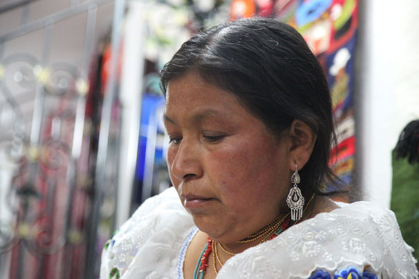 The family of Luzmilla is working in the process of colouring wool and weaving since many generations.