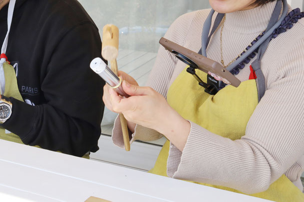 熱海で手作り結婚指輪を制作する様子・指輪に成型します。