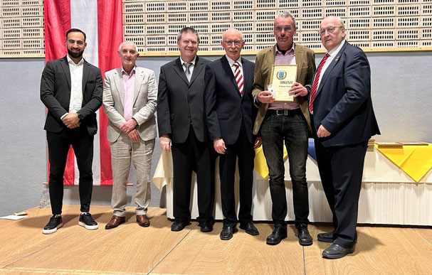 Goldenes Ehrenzeichen für Wolfgang Fitzinger (v.l.: Ali Hofmann, Günter Benkö, Herbert Kellner, Alois Pemmer - Jubilar Wolfgang Fitzinger - Johann Gartner)