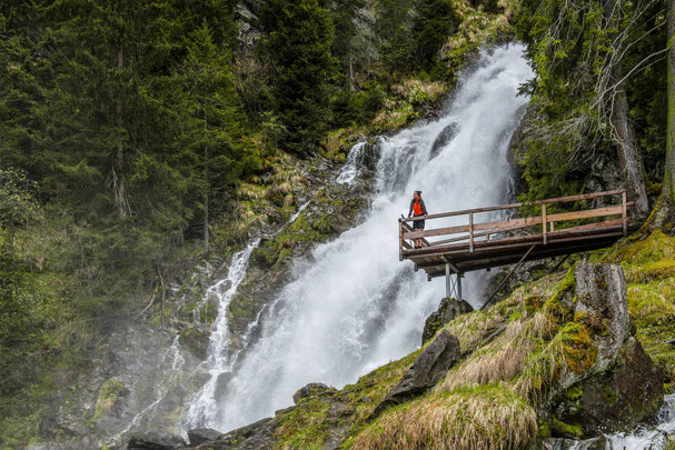 Wandern in unberührter Natur mit echten, alpinen Schauspielen wie hier dem Wasserfall.