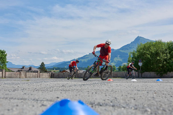 Unser Hausher "Tom" zeigt einer Mountainbike-Gruppe die technischen Grundtechniken.