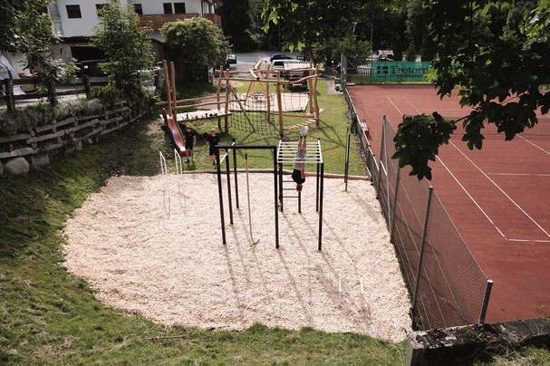 Der Lifesporthotel-Calestic-Park und ein Tennisplatz direkt vor der Haustüre für jung und alt. 