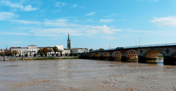 Vue de Libourne depuis la Dordogne
