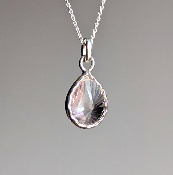 collana con ciondolo in argento con incastonato un quarzo rosa molto trasparente dal taglio fantasia