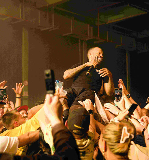 <img src="Redman 08.jpg" alt="Redman live in Köln am Bühnenrand mit Fans">