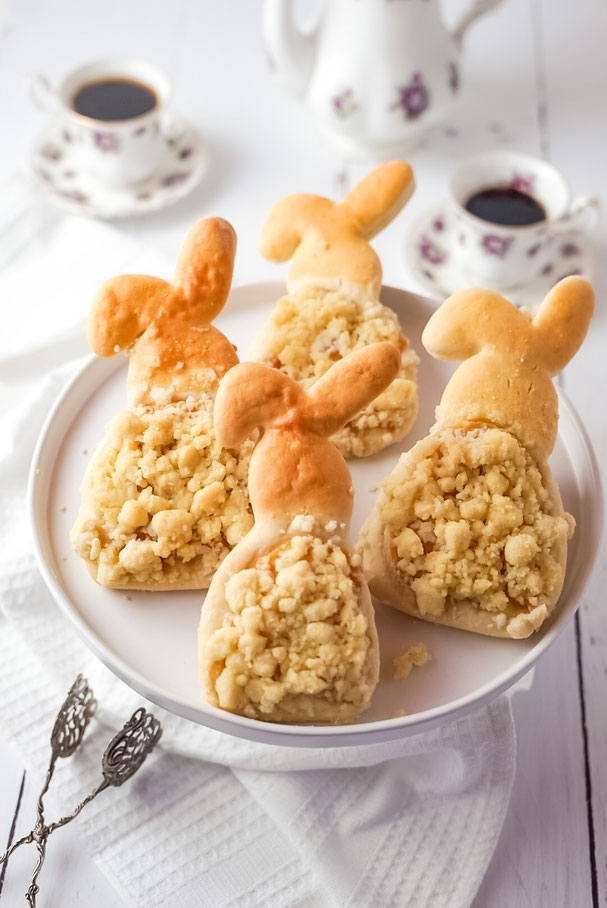 Fruchtige Hefehasen mit Streuseln
