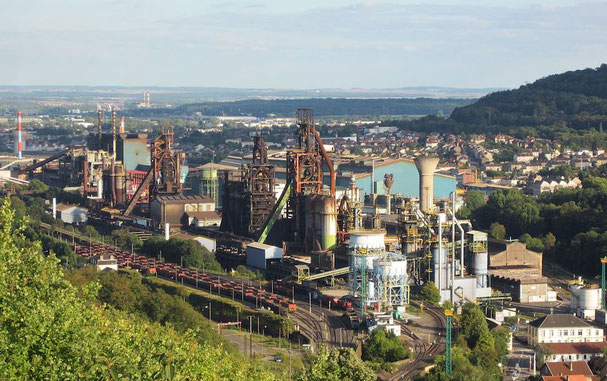 Les Hauts fourneaux de Patural à Hayange et l’aciérie de Serémange de l’usine sidérurgique ArcelorMittal de Florange.