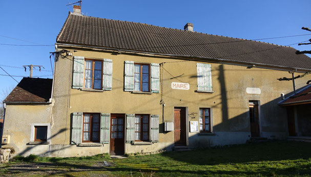 Montigny-lès-Condé. À gauche, le logement communal. À droite, la mairie et la salle communale.