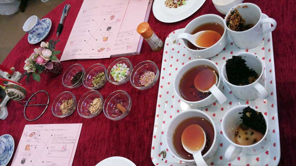 紅茶とスパイス、金平糖をブレンドしている所の画像