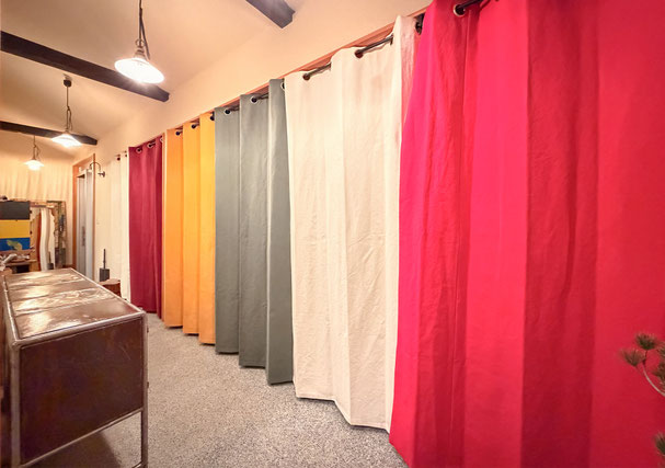 多色の帆布ハトメカーテンを並べた展示イメージ。
