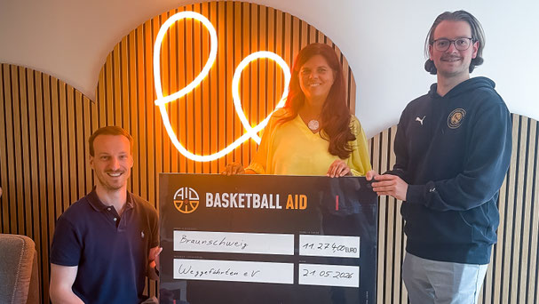 Malte Pohl (2. Vorsitzender von Basketball Aid), Myrna Fricke (2. Vorsitzende WegGefährten) und Markus Meisner (Leiter CSR Basketball Löwen BS)