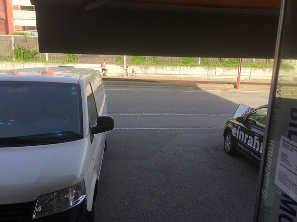 Es stört Herrn Nadesu selten, wenn seine Kunden, grosszügig meinen Eingangsbereich einschränken
