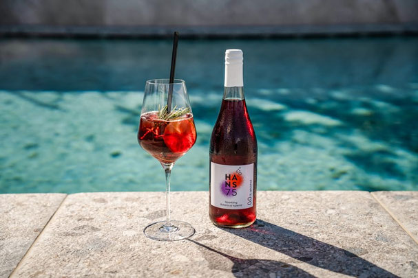 HANS75 di Zipperle – Aperitivo botanico frizzante analcolico al rosmarino, servito con stile a bordo piscina – un aperitivo fruttato e delizioso dall’Alto Adige.
