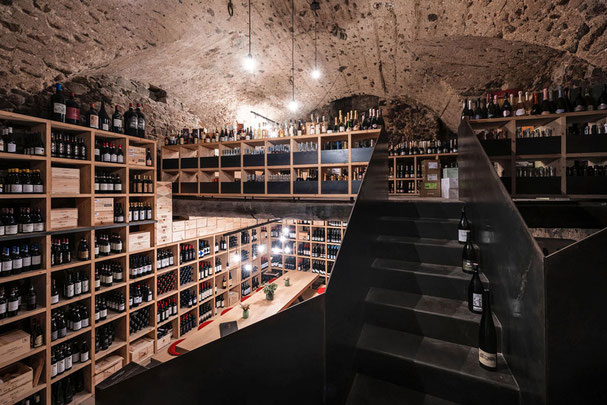 Der schöne Weinkeller im Restaurant Löwengrube in Bozen in Südtirol