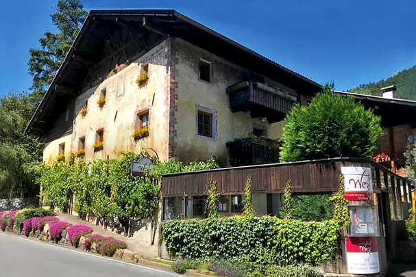 Außenansicht vom Haus Wezl der Privatbrennerei "Wezl" in Riffian in Südtirol