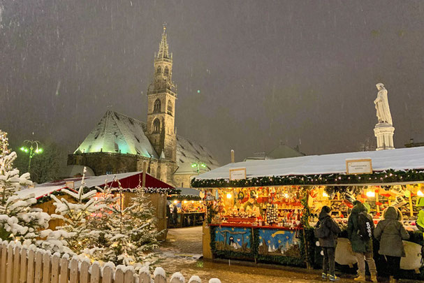 Tradizionale mercatino di Natale a Bolzano: magia natalizia in Piazza Walther