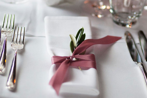 Stilvoll gedeckter Tisch mit Catering Restaurant Kirchsteiger in Völlan bei Meran – elegante Details und besondere Atmosphäre für genussvolle Momente.