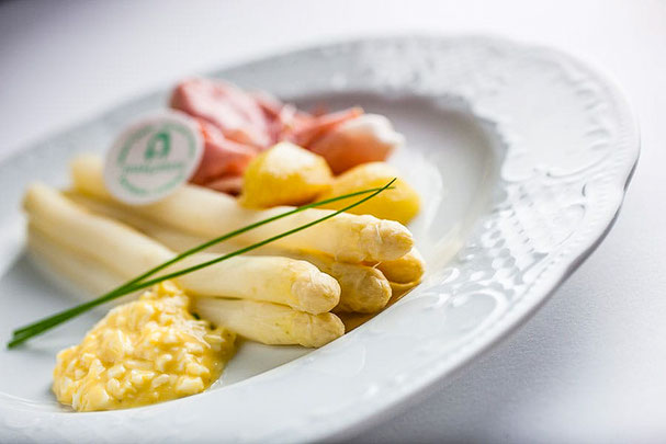 Feinster weißer Terlaner Spargel, Kochschinken, Kartoffeln und die berühmte Bozner Sauce – Ein Genuss mit Geschichte in Südtirol