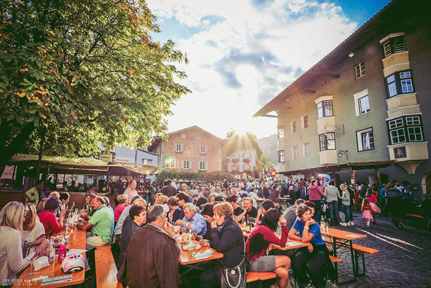 Das bekannte und beliebte Gassltörggelen in Klausen in Südtirol