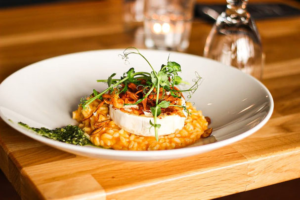 Sarnar Morgreti Essn in Val Sarentino qui con risotto e formaggio di pecora alla piastra