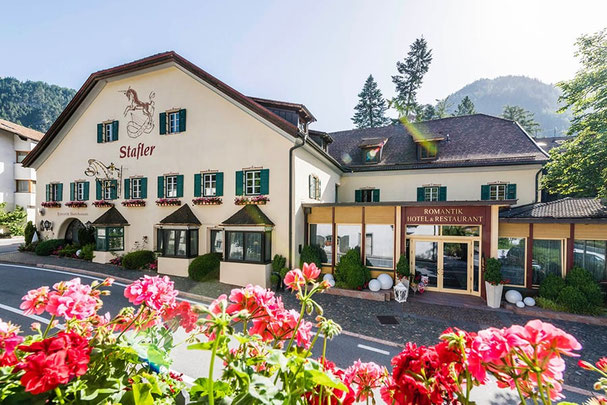 La vista esterna del Romantik Hotel Stafler a Mules presso Vipiteno