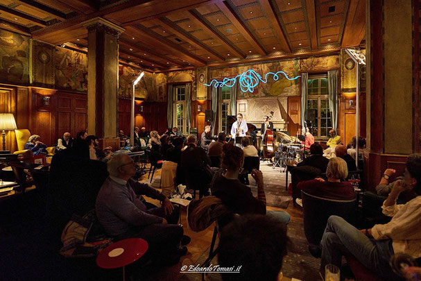 Vista del famoso Laurin Bar presso l'Hotel Laurin a Bolzano in Alto Adige