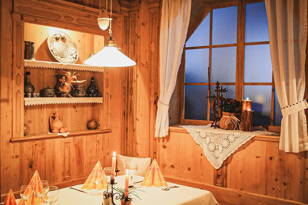 Vista sulla sala del Ristorante Grüner a Certosa in Val Senales in Alto Adige