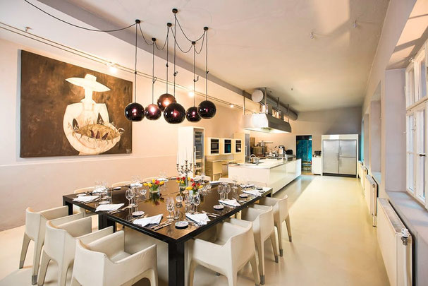 Condito Bozen Eventlocation mit stilvollem Innenraum, gedeckter Tafel, Glasdach und hängenden Lampions – modernes Ambiente für Feiern und kulinarische Events