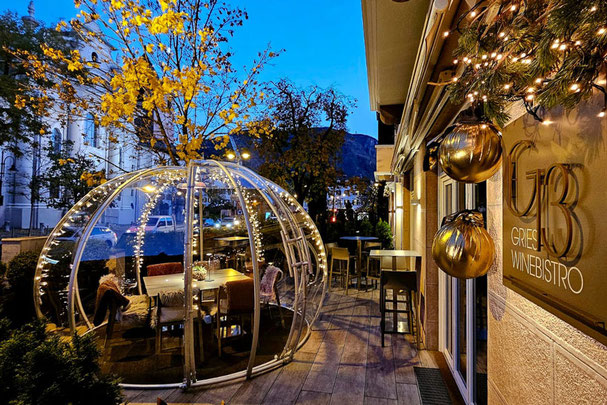 Vista sulla terrazza con il trasparente “G13 Igloo” nel ristorante G13 Winebistro in Piazza Gries a Bolzano, in Alto Adige.