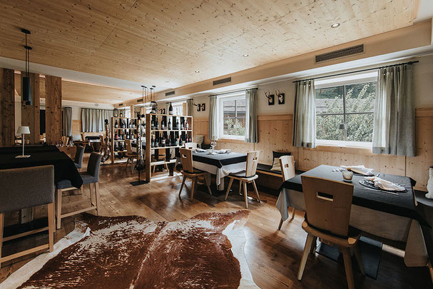 Blick in den alpin gestalteten Speisesaal vom Restaurant Presulis in Völs am Schlern