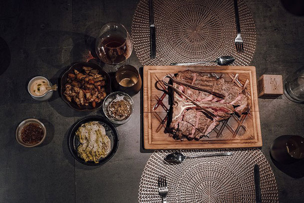 Una bistecca perfettamente grigliata al ristorante Stochas in Valle Aurina in Alto Adige