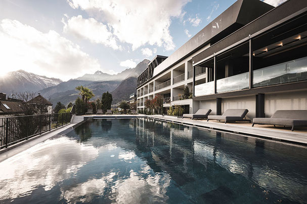 Außenansicht mit Pool vom Hotel "SomVita Suites" in Dorf Tirol in Südtirol