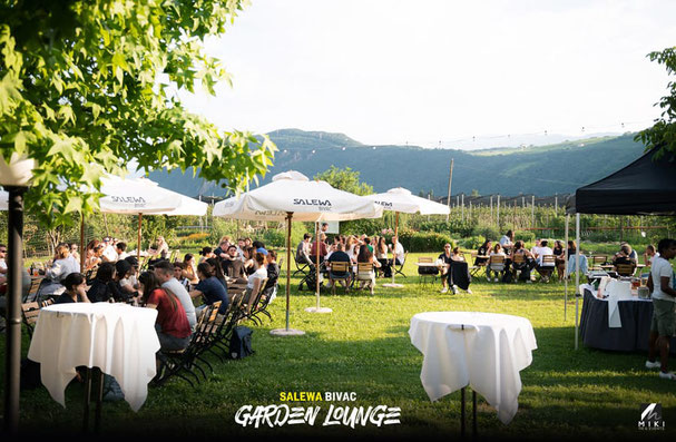 Blick in den weitläufigen Garten des Salewa Bivac - Bar, Restaurant & Bistro in Bozen