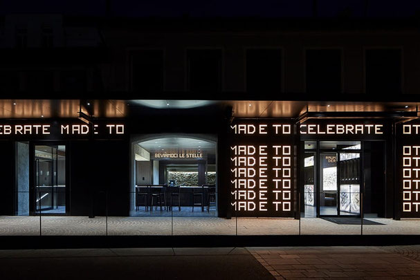 City.Vinothek Meran – Kellerei Meran: moderne Fassade bei Nacht in den Lauben, beleuchtetes Design und stilvoller Eingang im Herzen der Altstadt
