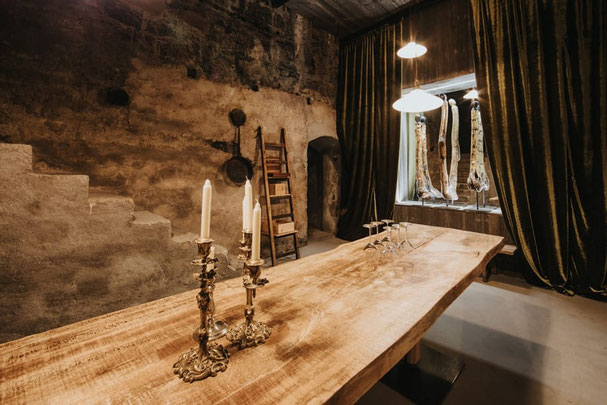 La storica cantina Fumoir del ristorante Presulis a Fiè allo Sciliar: un'elegante cantina a volta per esclusive degustazioni di vini con la sommelier Sylvia.